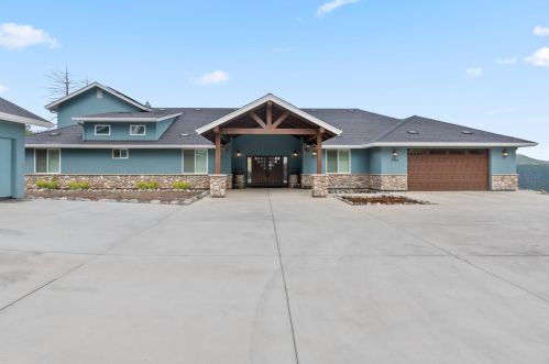7162 Beverly Ln, Paradise, CA 95969-2304