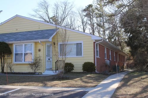 124 Hudson Pkwy, Lakehurst, NJ 08759-6311