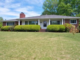133 Dellwood Dr, Greenville SC  29609-5056 exterior