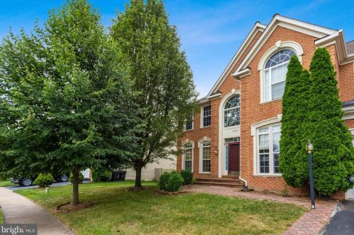 12277 Scarlet Maple Dr, Gainesville, VA 20155-5210