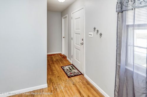 25 Gordon Ave, Old Bridge, NJ 08857-1165