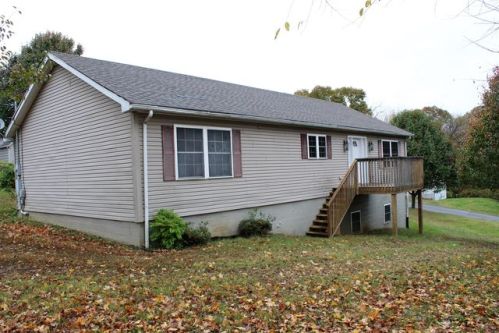 701 Chestnut St, Dickson, TN 37055-1758