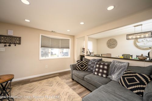 22 Bay Ave, Middletown NJ  07748-5711 exterior