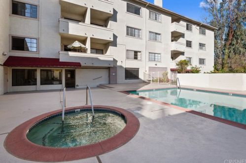 14050 Magnolia Blvd, Van Nuys CA  91423-1250 exterior