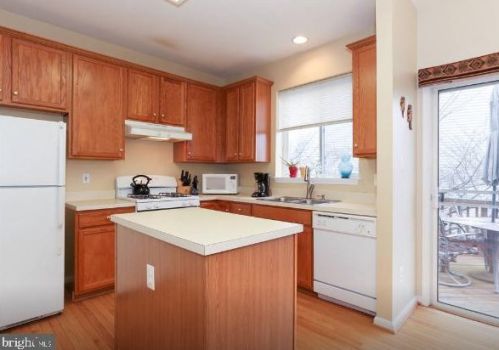 13033 Park Crescent Cir, Herndon VA  20171-2820 exterior