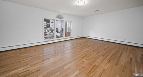 26 Lasher Ln, Edgewater, NJ 07020-1403