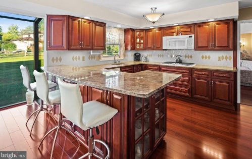 16 Ronit Dr, Trenton NJ 08628-2225 exterior