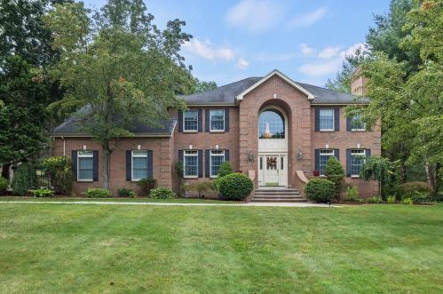 15 Preakness Dr, Lincoln, RI 02865-4549