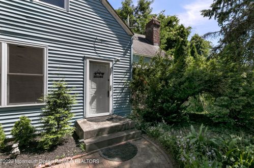 17 Tindall Rd, Middletown, NJ 07748-2717