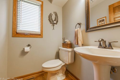 1223 Foxpointe Dr, Sycamore IL  60178-3219 exterior