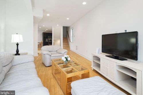 920 Front St, Philadelphia PA 19123-4304 exterior