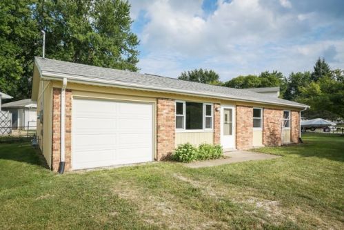 302 Bittersweet Rd, Beverly Manor, IL 61571-3202