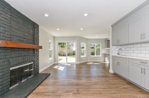 8 Henry, Irvine CA  92620-3256 exterior