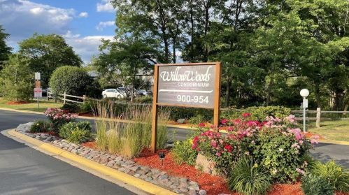 950 Old Willow Rd, Wheeling IL  60070-2425 exterior