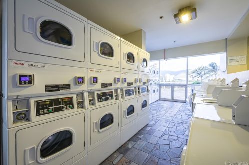 445 Seaside Ave, Honolulu HI  96815-2640 exterior