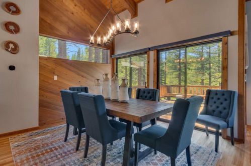 117 Basque Dr, Truckee CA  96161-3907 exterior