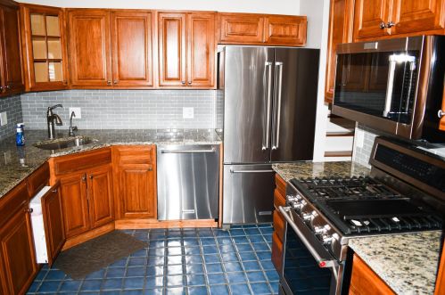 18601 Highfield Dr, Gurnee, IL 60031-1309