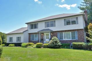 27 Merrill Dr, Mahwah, NJ 07430-2950