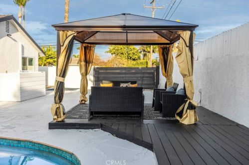 8212 Munster Dr, Huntington Beach CA  92646-5025 exterior