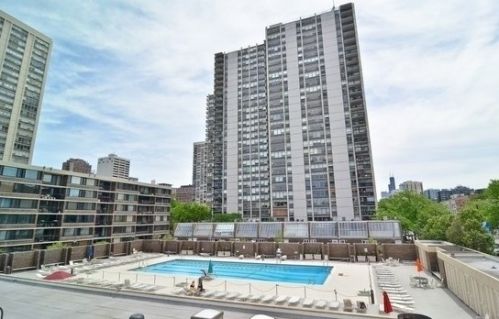 1560 Sandburg Ter, Chicago IL  60610-1313 exterior