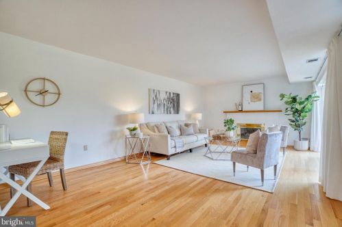 11456 Links Dr, Herndon, VA 20190-4813