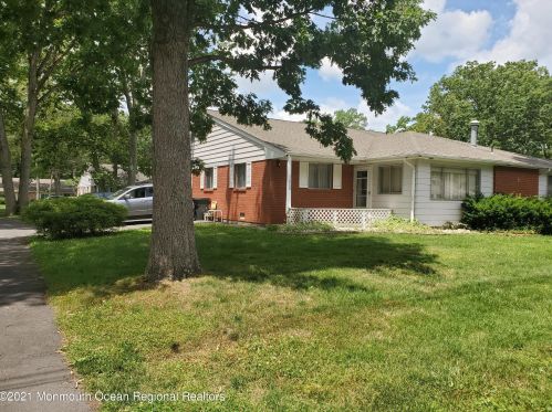 5 Dove St, Lakehurst, NJ 08759-5327