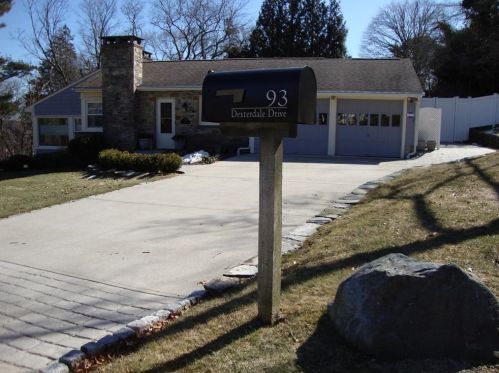93 Dexterdale Dr, Warwick, RI 02886-9416