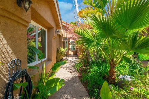 1093 Shoal Creek Ct, Simi Valley, CA 93065-6814