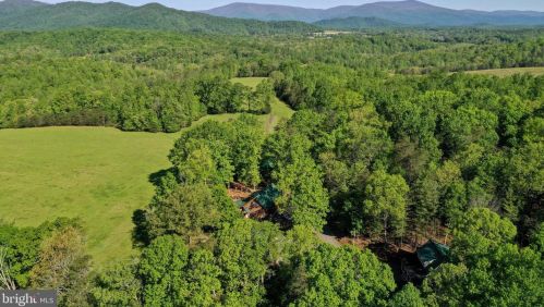 301 Quarter Ln, Shipman, VA 22971-2118