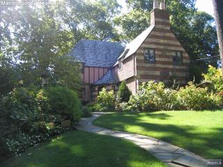 365 Heights Rd, Ridgewood, NJ 07450-2417