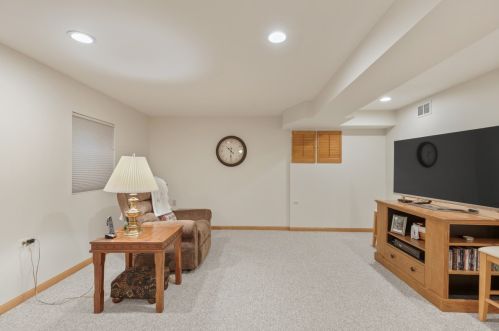 723 Warwick Dr, Carol Stream IL  60188-4332 exterior