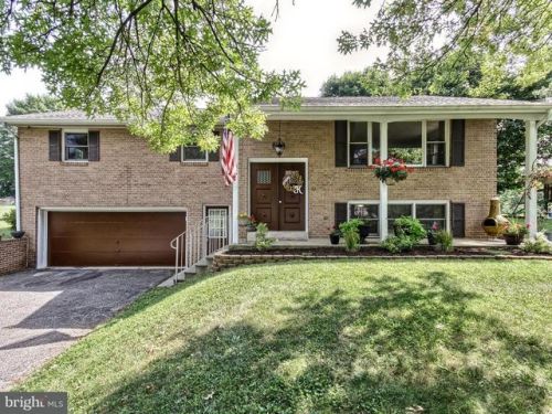 6 Robin Dr, Carlisle PA  17015-9294 exterior