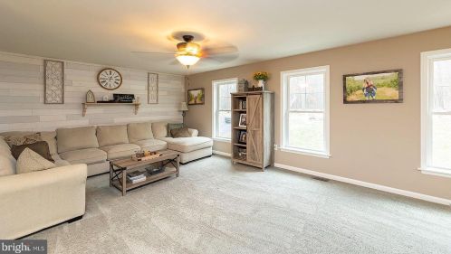 285 Crockett Hill Ln, Cross Junction, VA 22625-2066