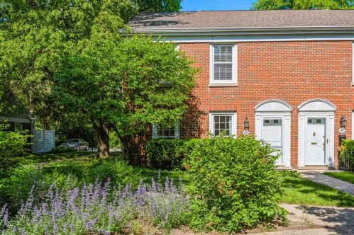 1423 Pebblecreek Dr, Glenview, IL 60025-2029