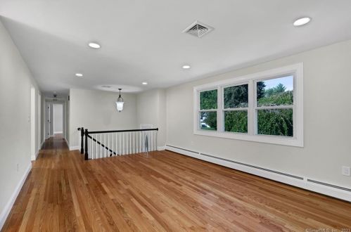 19 Mohawk Cir, Windsor CT  06095-2656 exterior