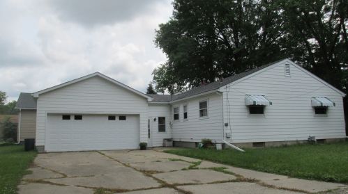 719 Clark St, Hollowayville, IL 61356-1111