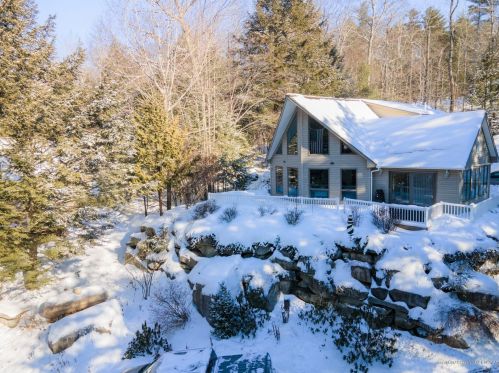 124 Lakeshore Dr, Belgrade, ME 04917-4361