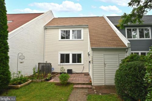 1594 Goldenrain Ct, Herndon, VA 20190-4039