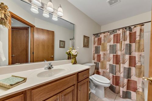 831 Shannon Dr, Crown Point IN  46307-8999 exterior