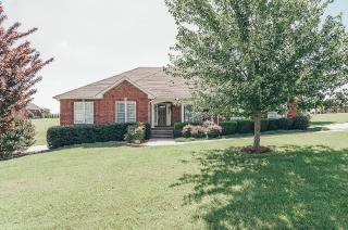 1041 Glover Hills Dr, Springfield, TN 37172-7033