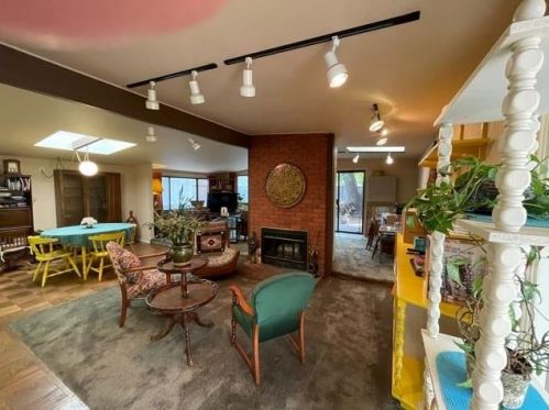2374 Laura Ln, Mountain View, CA 94043-4226