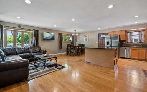 320 Mount Prospect Rd, Mount Prospect, IL 60056-3440