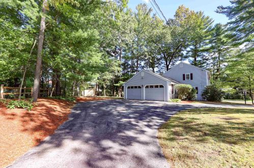 2 Sycamore Ln, Nashua, NH 03063-2124