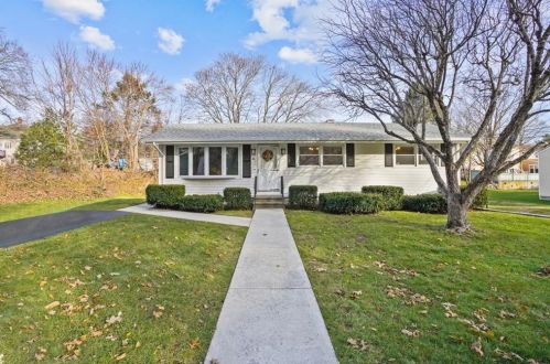 15 Spruce St, Lincoln, RI 02838-1604