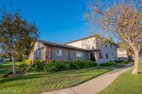 2042 Calle La Sombra, Simi Valley CA  93063-3654 exterior