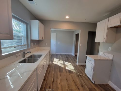 943 Arthur Ave, Fresno, CA 93706-2618