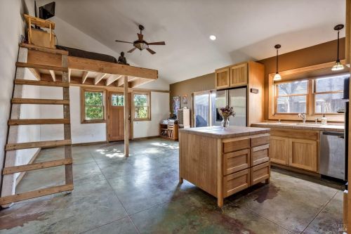 8201 Vineyard Oaks Dr, Redwood Valley, CA 95470-9465