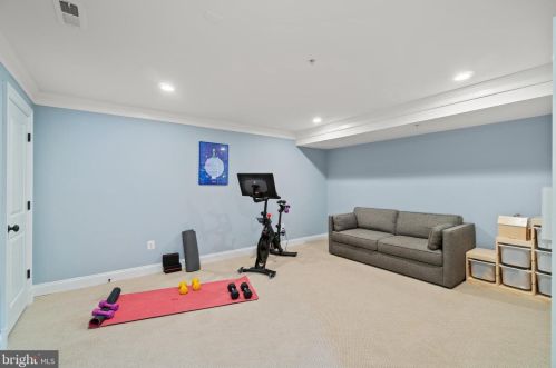 8916 Ct Way, Silver Spring MD 20910-2276 exterior