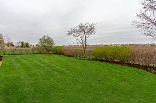 1613 Parkside Dr, Sycamore IL  60178-3313 exterior