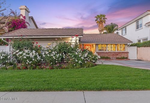 4864 Dempsey Ave, Van Nuys, CA 91436-1652
